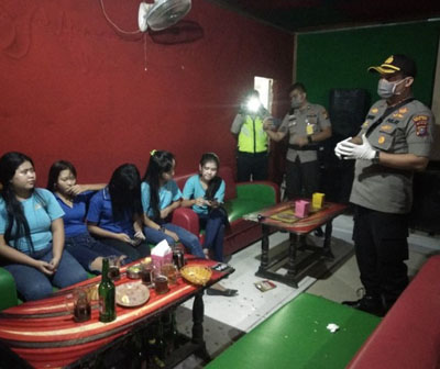  Patroli Gabungan Cegah Covid-19, Petugas Amankan Wanita Malam di Warung Remang- remang